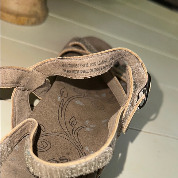 Taos Bea Gold Metallic Sandals with 3 Adjustable Straps•Size 7 - Picture 7 of 14